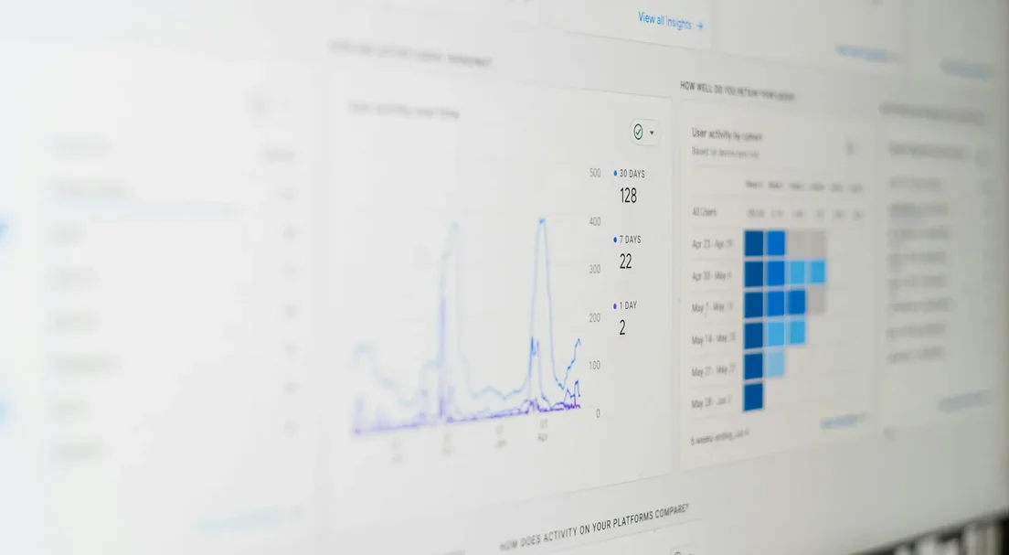 A website analytics dashboard showing visitor trends over 30 days, 7 days and 1 day.